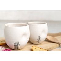 Set Mit 2 Handgefertigten Espressobechern Aus Weißer Keramik, Boho-Minimalist-Espressotassen, Langes Espressotassen-Set, Ohne Griffe, Muttergeschenk von ClaybyDannah