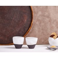 Set Mit 2 Handgefertigten Keramik-Espressobechern in Schwarz Und Weiß, Keramikespressotassen von ClaybyDannah
