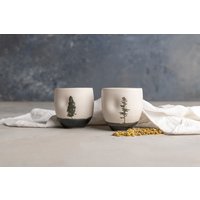 Set Aus Zwei Schwarzen Und Weißen Keramik-Teetassen Ohne Henkel, Handgefertigte Moderne Keramik-Espresso-Kaffeebecher Mit Baum-Aufklebern von ClaybyDannah