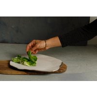 Set Mit Zwei Upcycled Rustikalen Handgemachten Keramiksalattellern, Abstrakte Weiße Keramik 23 cm Teller, Amorphe Teller Rauen Kanten Set Mit Zwei Upcycled Rustikalen Handgemachten Keramiksalattellern, Abstrakte Weiße Keramik 23 cm Teller, Amorphe Teller Rauen Kanten von ClaybyDannah