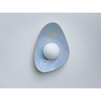Handgefertigte Keramik Wandleuchte Hell Blau Violett Steingut, Moderne Beleuchtung Handgefertigte Keramik Wandleuchte Hell Blau Violett Steingut, Moderne Beleuchtung von Claymistdesign