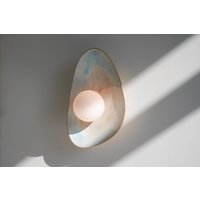 Handgefertigte Keramik Wandleuchte Japandi Stil Blaue Stein Beleuchtung Handgefertigte Keramik Wandleuchte Japandi Stil Blaue Stein Beleuchtung von Claymistdesign