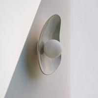 Handgefertigte Keramik Wandleuchte Japandi Stil Pastell Blaue Beleuchtung von Claymistdesign