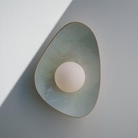 Handgefertigte Keramik Wandleuchte Sanfte Grüntöne Für Ruhige, Natürliche Innenräume von Claymistdesign