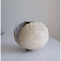 Slit // Handgemachte Keramikvase/Einzigartiges Keramikdekor Moderne Interior Trends von CleanandClay