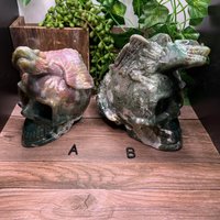 Große Moosüberzogene Achatschädel Mit Drachen von ClementineCrystalsUS