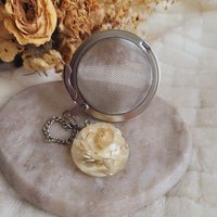 Halbkugelförmiges Tee-Ei Mit Getrockneter Immortelle-Blüte. Blumiges Tee-Ei. Lehrergeschenk Zum Jahresende von CleopheaResinea