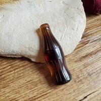 Magnet in Form Einer Limonadenflasche Aus Transparentem Braunem Harz. Magnet-Cola. Zurück Zur Schule Magnet in Form Einer Limonadenflasche Aus Transparentem Braunem Harz. Magnet-Cola. Zurück Zur Schule von CleopheaResinea