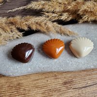 Set Mit 3 Schokoladenschalenmagneten Aus Harz, Ein Trompe-L'œil-Leckerbissen, Perfekt Zum Dekorieren Des Kühlschranks Oder Als Geschenk Set Mit 3 Schokoladenschalenmagneten Aus Harz, Ein Trompe-L'œil-Leckerbissen, Perfekt Zum Dekorieren Des Kühlschranks Oder Als Geschenk von CleopheaResinea