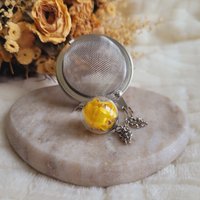 Teekugel Mit Glaskugelanhänger Getrockneten Gelben Immortelle-Blüten, Perfekt Für Die Teezeit von CleopheaResinea