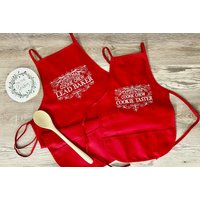 Weihnachtsplätzchen Crew Familie Schürze Set Oder Individuell Urlaub Backen Rot Bestickt Personalisierbar von CleverThreadBoutique
