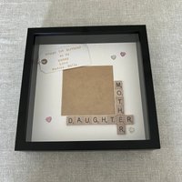 Personalisierter Mutter Tochter Scrabble Kunstrahmen, Fotogeschenk Personalisierter Mutter Tochter Scrabble Kunstrahmen, Fotogeschenk von Cleverchic1