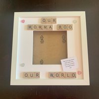 Personalisierter Scrabble Kunst Fotorahmen, Unsere Welt, Nana, Oma Personalisierter Scrabble Kunst Fotorahmen, Unsere Welt, Nana, Oma von Cleverchic1