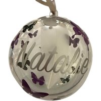 Personalisierte Schmetterlings-Memorial-Weihnachtskugel, Federverzierung Personalisierte Schmetterlings-Memorial-Weihnachtskugel, Federverzierung von Cleverchic1