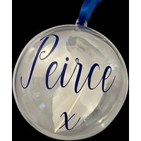 Personalisierte Weihnachtsgedenkkugel, Federverzierung Personalisierte Weihnachtsgedenkkugel, Federverzierung von Cleverchic1