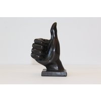 Thumbs Up Hand Symbol Skulptur Choco von Climbingmanwallart