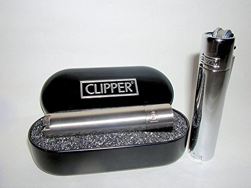 Solide Metall Flint Ignition Clipper Feuerzeug White Farbe - Brushed Chrome Finish - Kommt in Embossed Presentation Tin - durch MV-Shop Ltd Solide Metall Flint Ignition Clipper Feuerzeug White Farbe - Brushed Chrome Finish - Kommt in Embossed Presentation Tin - durch MV-Shop Ltd von Clipper