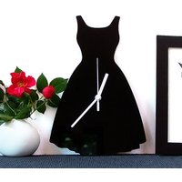 Elegantes Abendkleid - Schwarze Acryl Wanduhr, Silhouette Uhr, Elegante Wanddekoration von ClockIdeas