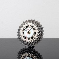 Bike Sprockets Schreibtischuhr Recyclingmetall Radfahrer Geschenk von ClockLight