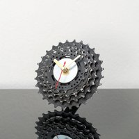 Einzigartige Industrielle Tischuhr Aus Recycelten Fahrradzahnrädern, Perfektes Geschenk Für Radfahrer Freund Oder Ehemann, Garage Bürodekor von ClockLight