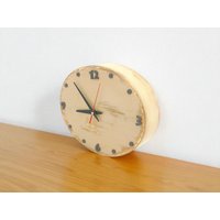 Beige-Braune Wanduhr Moderne Rustikale Ovale Holzuhr Mit Used-Look von ClockWoodStudio