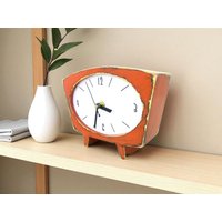 Vintage Orange Holz Tischuhr Handgemachtes Retro Tisch Dekor von ClockWoodStudio