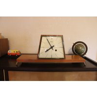 Hermle - Mid Century Modern Mantel Clock Walnut 60S Vintage Quartz Refurbished von ClockworkHD