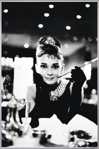 Close Up Audrey Hepburn Poster (93x62 cm) gerahmt in: Rahmen Silber matt von Close Up