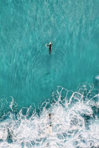 Close Up Surfer Poster - The Big Blue, Mighty and Mesmerizing - Ocean Drone (61 x 91,5 cm) Wandbild, Fotoposter Nature, Beach, Summer Photo: Kiril Dobrev von Close Up