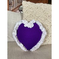 Vintage 80Er Lila Herz Häkeln Hand Stricken Weiße Rüschenborte Petite Love Dekoratives Handgemachtes Texturiertes Garnkissen Vintage 80Er Lila Herz Häkeln Hand Stricken Weiße Rüschenborte Petite Love Dekoratives Handgemachtes Texturiertes Garnkissen von ClosiTherapiVintage