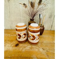 Vintage Handbemalte Foliate Design Jersey Pottery Salz - Und Pfefferstreuer von CloudyLemons