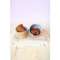 Hellgelb, Weiß Gepunktet Und Immergrün Snackschalen - Set Von Zwei - Handgemachte Schalen - Kleine Auflaufförmchen Hellgelb, Weiß Gepunktet Und Immergrün Snackschalen - Set Von Zwei - Handgemachte Schalen - Kleine Auflaufförmchen von CloversandClay