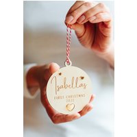 Babys Erste Christbaumkugel Ornament 2023 Personalisierte Andenken Festliche Baumdekoration. Weihnachtsdekoration von CluckingBelleDesigns