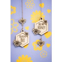 Bumble Bee Honeycomb Hängende Personalisierte Dekoration Für Bienenliebhaber Überall von CluckingBelleDesigns