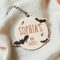 Halloween Korbanhänger Mit Name Boo, Eine Gruselige Fledermaus Namen Für Körbe Und Süßes Oder Saures von CluckingBelleDesigns