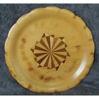 Runde Holz Intarsien Tablett Käse Servierplatte Vintage von CnRCollectiveTreasur