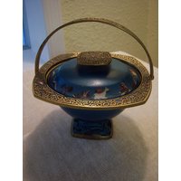 Messing Und Blauer Emaillekorb Mit Deckel/Made in Israel/Mosaik-Emaillewaren/Wüstenszene Kamelen/Internationale Reisen/Wohnkultur/Aufbewahrung von CoastalGirlDecor