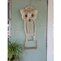 Macrame Owl Handtuchhalter Weiß Und Brown Vintage Braided Wall Hanging von CocoaTeaByTheSea