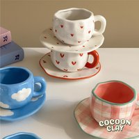 Set Von 2 Niedlichen Handgemachten Keramikbecher Mit Untertasse | Bunte Herzen, Karo Und Wolken Designs Mikrowellen - Spülmaschinenfest Set Von 2 Niedlichen Handgemachten Keramikbecher Mit Untertasse | Bunte Herzen, Karo Und Wolken Designs Mikrowellen - Spülmaschinenfest von CocoonClay