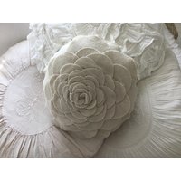 Ein Boudoir Kissen Petticoat Pillow Pure Wool Volants Beige Edwardian Style Titanic Dekoration Coeursdecaschel Ein Boudoir Kissen Petticoat Pillow Pure Wool Volants Beige Edwardian Style Titanic Dekoration Coeursdecaschel von CoeursDeCaschel