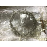 Perlenkranz Dekoration Türkranzwandschmuckperlensilbervintagetischdekorationperlenkranzhochzeitweihnachtsdekoration Perlenkranz Dekoration Türkranzwandschmuckperlensilbervintagetischdekorationperlenkranzhochzeitweihnachtsdekoration von CoeursDeCaschel