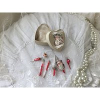 Rarität Antiker Sehr Kleiner Baumschmuck Federbaum Holzbox Glimmer Miniatur Tinseldraht Oblaten Weihnachtsschmuck Antikweihnachten 1900 von CoeursDeCaschel