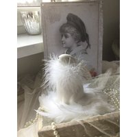 Vintage Porzellan Hase Mit Federkranz+Federkragen Osternest Weiß Hasenfigur Sitzend Shabbychic Dekoration Osterneasternostalgie von CoeursDeCaschel