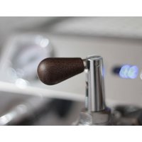 Coffee Sensor Handgearbeitetes Handgefertigtes Custom Mengenregelgerät Walnut Oder Olive Holzgriff, Verchromter Messingkorpus/stütze Nicht Im Coffee Sensor Handgearbeitetes Handgefertigtes Custom Mengenregelgerät Walnut Oder Olive Holzgriff, Verchromter Messingkorpus/stütze Nicht Im von Coffeesensor