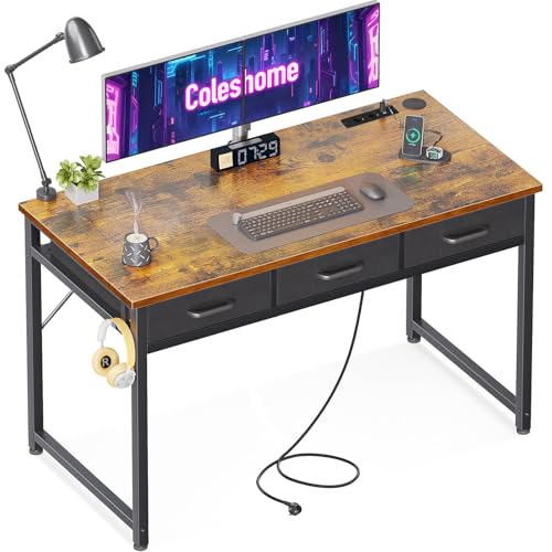 Coleshome Schreibtisch mit Schubladen, 120x48 cm Gaming Tisch mit Kopfhörerhalter, Computertisch mit 2 Steckdosen und 2 USB-Ladeanschlüssen für das Heimbüro, Braun von Coleshome