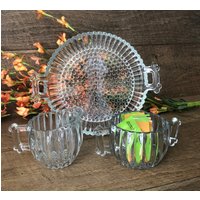 Retro Jeanette Glas 3 Stück Tee Party Set Gerippte Zuckerdose Und Milchkännchen Mit Passendem Kuchenteller National Muster Weihnachtsgeschenke von CollectedAndCoolShop