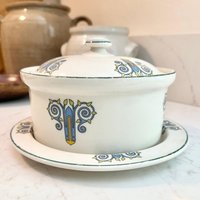 Jugendstil Auflaufform Mit Deckel & Tablett Guernsey Brown Glaze Kochgeschirr Jugendstil Auflaufform Mit Deckel & Tablett Guernsey Brown Glaze Kochgeschirr von CollectedCalifornia