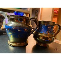 2 Stück Kupfer Lüster Milchkännchen. Blaues Band von CollectiblesByJenH