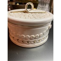 Weiße Keramik Schmuckschatulle Von Napco von CollectiblesByJenH