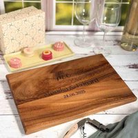 Personalisiertes Akazien-Schneidebrett Mit Initialen, Namen & Datum - Geschenk Hochzeit Einzug Jahrestag Graviertes Holzbrett in 2 Größen von CologneCuttingBoard